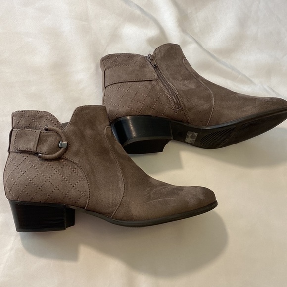 Unisa woman’s ankle boots size 11M - Picture 3 of 9